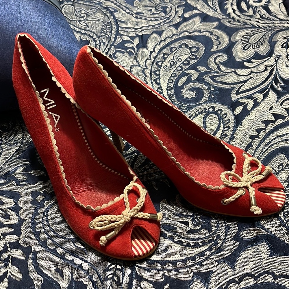 Mia Red Pumps
